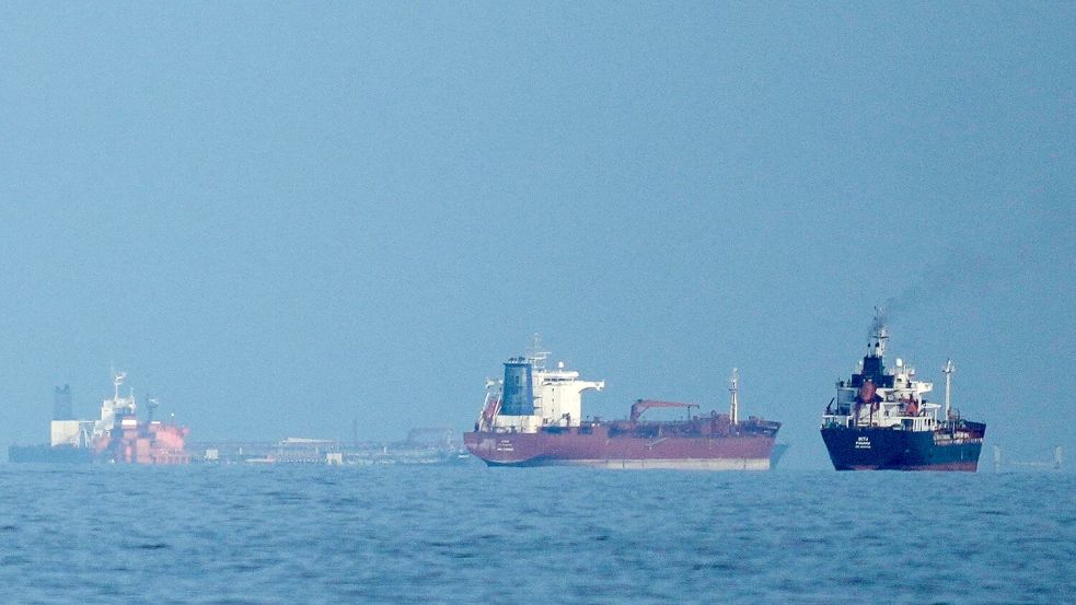 Die US-Regierung geht davon aus, dass der Iran die Meerenge vermint hat. (Archivbild) Foto: Altaf Qadri/AP/dpa