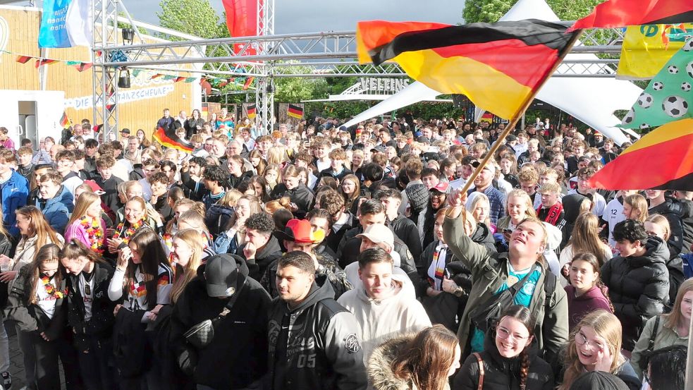 Gemeinsam verfolgten die Besucher bei der Fetenscheune das Deutschland-Spiel. Foto: Bodo Wolters