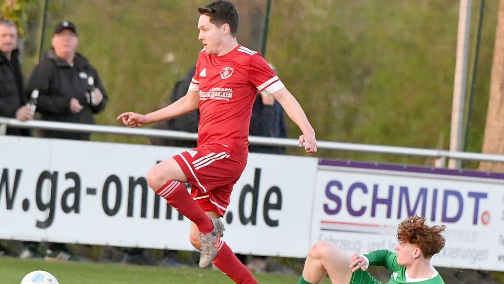 Marcel Schulte (links) und TuRa 07 Westrhauderfehn beendeten die Bezirksliga-Saison auf Platz sechs. Fotos: Hans Damm
