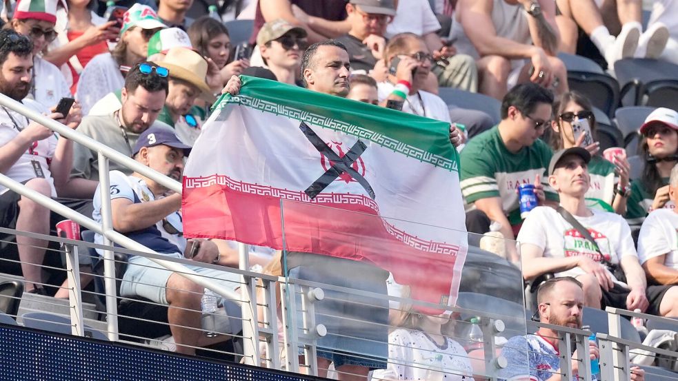 Auch in der Arena kam während des Iran-Spiels gegen Neuseeland zu Protesten. Foto: Mark J. Terrill