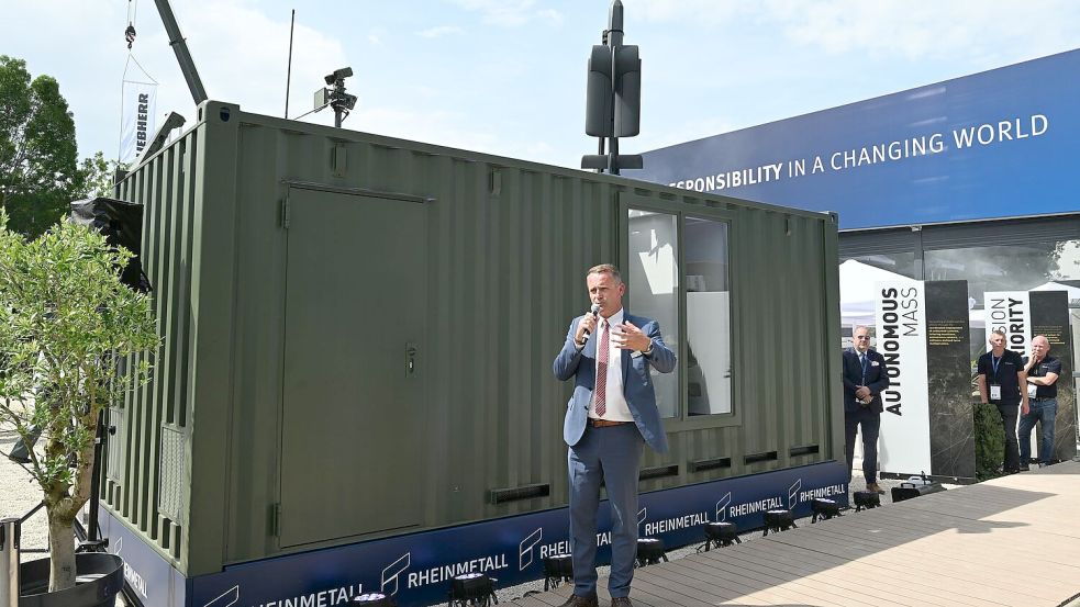 Rheinmetall-Manager Timo Haas bewarb den Abschuss-Container bei der Rüstungsmesse Eurosatory. Auf dem Dach des Containers ist eine Kamikaze-Drohne zu sehen. Foto: Wolf von Dewitz/dpa