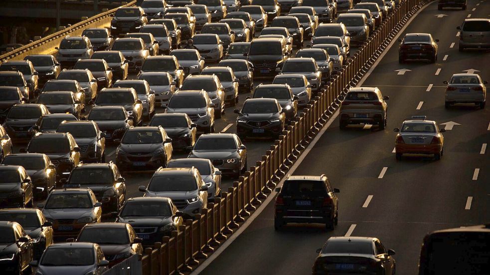 China gilt als der weltgrößte Automarkt. (Symbolbild) Foto: Mark Schiefelbein/AP/dpa