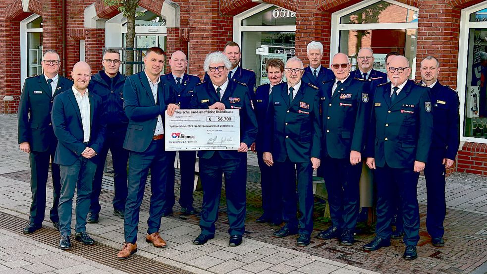 Das Foto zeigt Vertreter der Ortswehren und der Brandkasse bei der Scheckübergabe. Foto: privat
