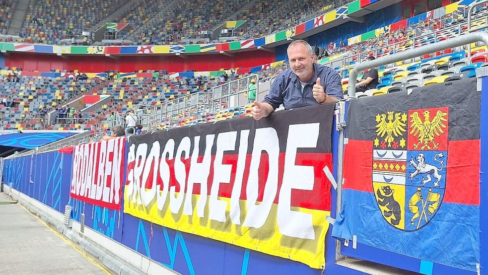 Kai Schoolmann ist großer Fußballfan. Er ist immer mit seiner berühmten Grossheide-Fahne unterwegs. Foto: Archiv