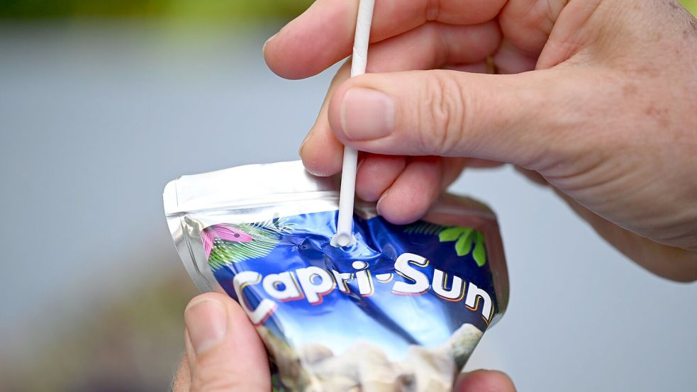 Capri-Sun kämpft seit zwei Jahren um eine Rückkehr zu Plastikstrohhalmen – Kunden hätten sich etwa über den Papiergeschmack beim Trinken beschwert, sagt das Unternehmen. (Symbolbild) Foto: Bernd Weißbrod