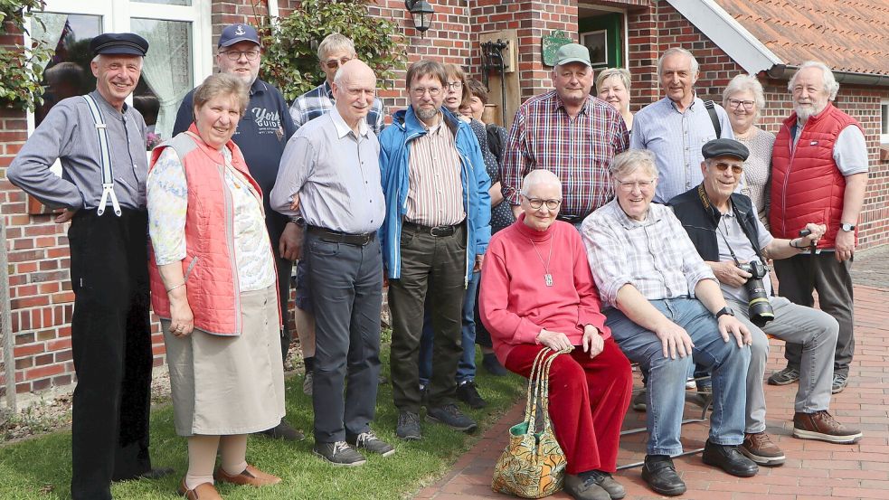 Das Foto zeigt die Teilnehmer der Exkursion des Vereins Overledinger Geschichte vor einem Kolonistenhaus des Wiesmoorer Museums. Foto: privat