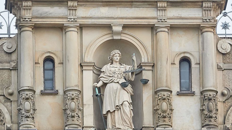 Erneut muss sich in Hamburg ein junger Mann vor Gericht verantworten, der Kinder und Jugendliche im Internet manipuliert und zu Selbstverletzungen genötigt haben soll. (Archivbild) Foto: Georg Wendt