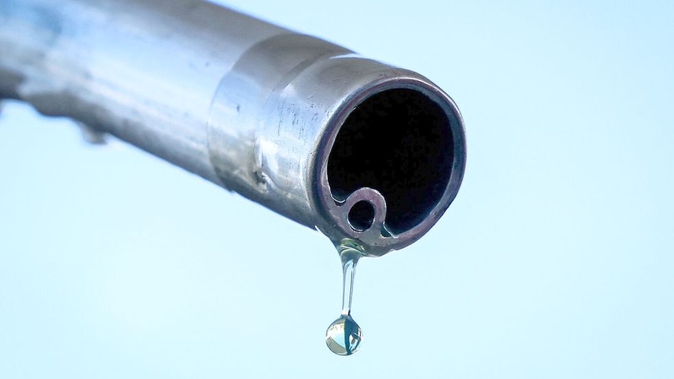 Tanken wird billiger - auf einen kräftigen Preisnachlass warten die Autofahrer bisher aber vergeblich. (Symbolbild) Foto: Alain Jocard/AFP/dpa