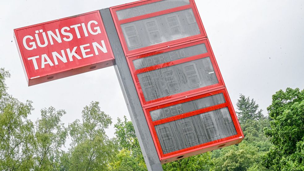 Der Tankrabatt kam zu großen Teilen bei den Verbrauchern an, sagt die Monopolkommission. (Archivbild) Foto: Jason Tschepljakow/dpa
