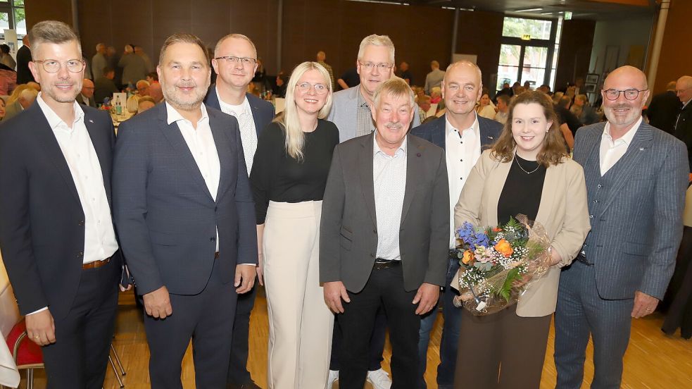 Als neues Mitglied im Aufsichtsrat der Volksbank Barßel-Bösel-Friesoythe wurde Veronika Pancratz (2. v. re.) aus Friesoythe vom Vorstand und Aufsichtsrat begrüßt. Aus Altersgründen schied Johannes Behnen (4. v. re.) aus Gehlenberg aus. Von links: Carsten Wilken, Stefan Awick, Stephan Bahlmann, Sonja Husmann, Thomas von Garrel, Thomas Hülskamp und Dr. Ewald Oltmann. Foto: Hans Passmann