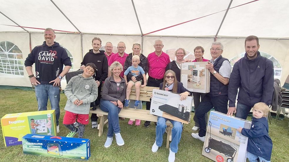 Übergabe der Tombola-Preise an die Gewinner durch den Vorstand des Fördervereins St. Georg. Foto: Förderverein