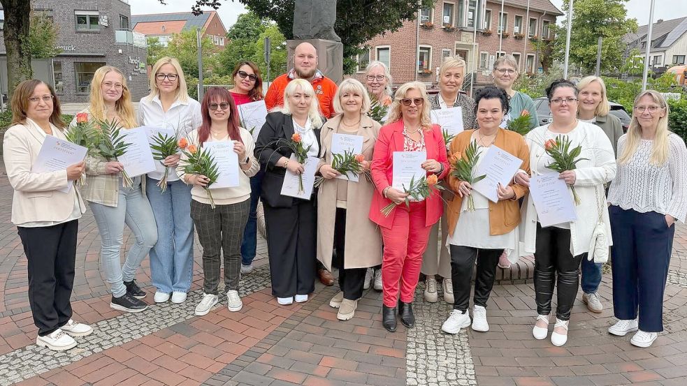 Stolz präsentieren die Absolventinnen und Absolventen der Maßnahme Pflege und Betreuung nach erfolgreich abgeschlossener Prüfung in Friesoythe ihre Zertifikate. Foto: Bildungswerk
