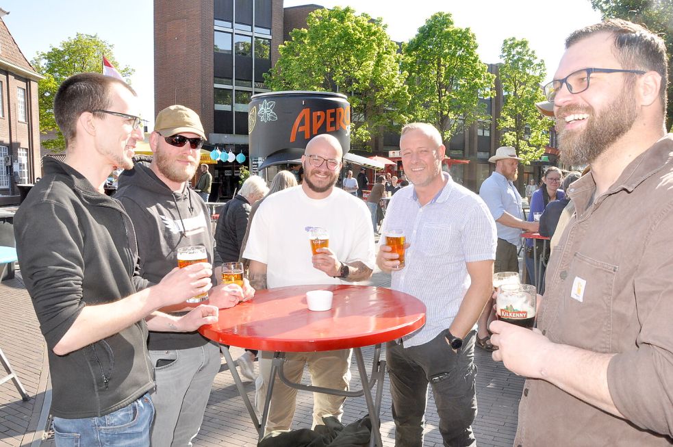 Auf dem Denkmalsplatz wird an verschiedenen Ständen wieder Bier ausgeschenkt. Foto: Bodo Wolters/Archiv