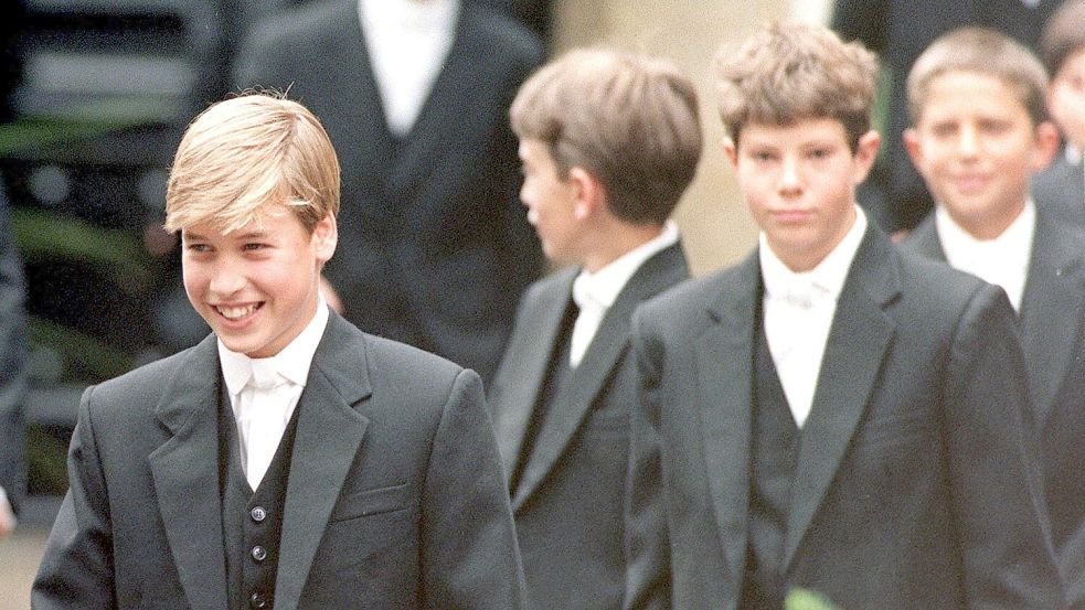 Auch Prinz William gehört zu den Absolventen. Hier ist er an seinem ersten Tag an der Schule im Jahr 1995 zu sehen. (Archivbild) Foto: John Stillwell