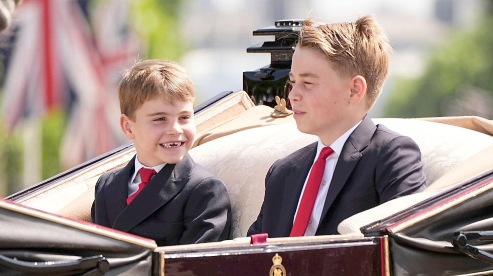 Der britische Prinz George - hier neben seinem kleinen Bruder Louis - soll aufs Elite-Internat Eton gehen. (Archivbild) Foto: Aaron Chown/PA/dpa