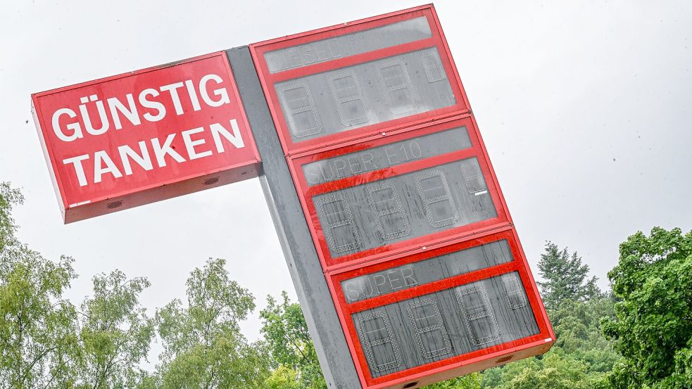 Der Tankrabatt kam zu großen Teilen bei den Verbrauchern an, sagt die Monopolkommission. (Archivbild) Foto: Jason Tschepljakow/dpa