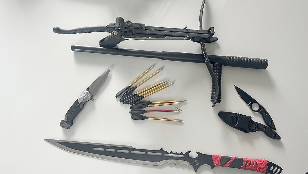 Die Polizei stellte unter anderem eine Machete, eine Pistolen-Armbrust und mehrere Messer bei elf Hausdurchsuchungen in Emden sicher. Foto: Polizeidirektion Osnabrück