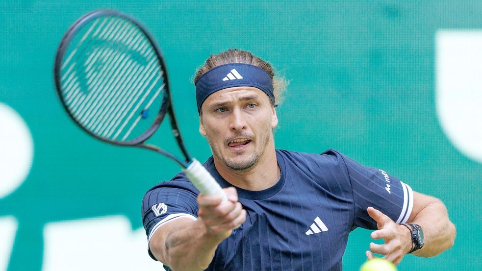 Alexander Zverev ist beim Rasenturnier in Halle ins Achtelfinale eingezogen. Foto: Friso Gentsch