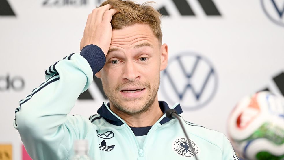 Joshua Kimmich erzählt im DFB-Camp vom Telefonat mit Bundeskanzler Merz. Foto: Federico Gambarini/dpa