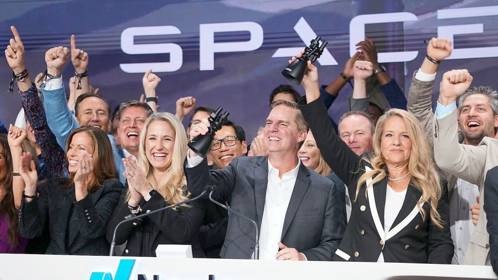 Manager von SpaceX läuteten das Börsendebüt an der Technologiebörse Nasdaq ein. (Archivbild) Foto: Frank Franklin II/AP/dpa
