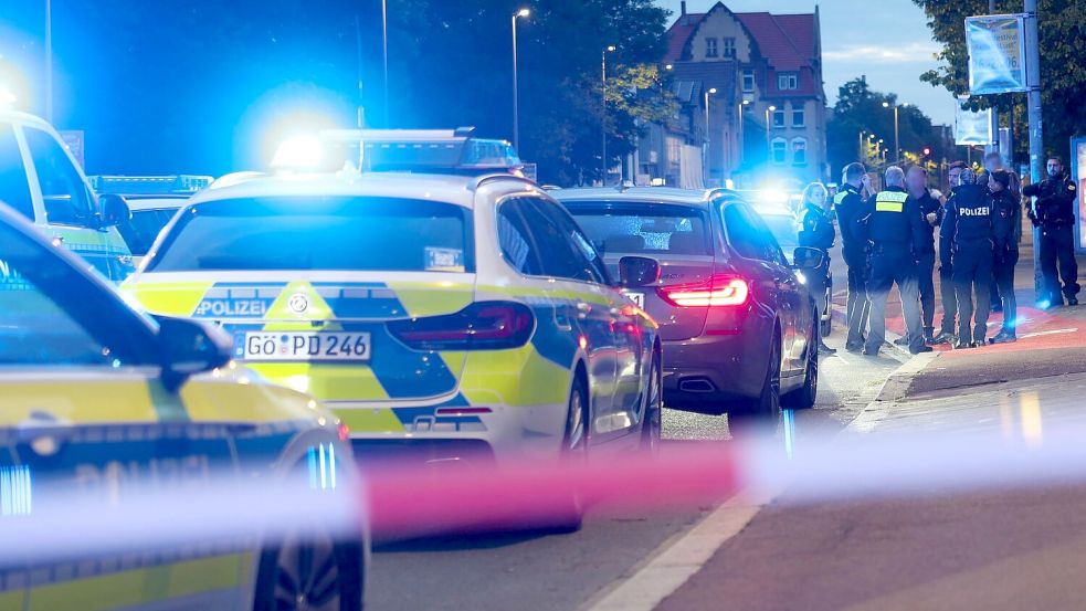 Nach den Schüssen auf einen Polizisten in Göttingen wurde nach dem mutmaßlichen Täter gesucht - nun hat sich der 16-Jährige der Polizei gestellt. Foto: Stefan Rampfel/dpa