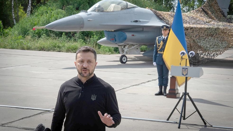 Die Ukraine hat zwar aus den USA F-16-Bomber - wie auf dem Bild zu sehen - erhalten, nutzt aber weiterhin auch sowjetische Kampfbomber wie die Su-24 zur Abwehr russischer Attacken. (Symbolbild/Archiv) Foto: Efrem Lukatsky/AP/dpa