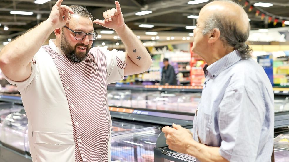 Metzger Yevgeniy Klibanov zeigt die Gebärde für „Rind“. Foto: Daniel Löb