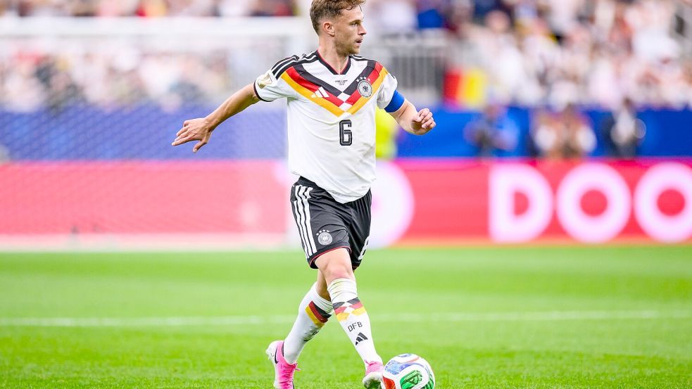 Wie seine Kollegen trägt der DFB-Kapitän pink - das neueste Modell seines Ausrüsters. Foto: Tom Weller