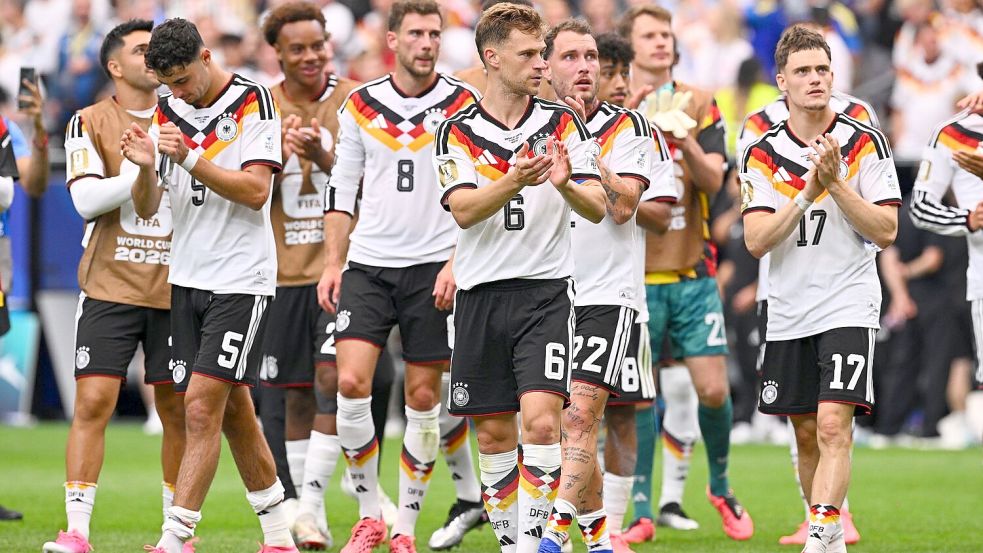 Fast alle Nationalspieler tragen rosa Schuhe bei der WM. Foto: Tom Weller/dpa