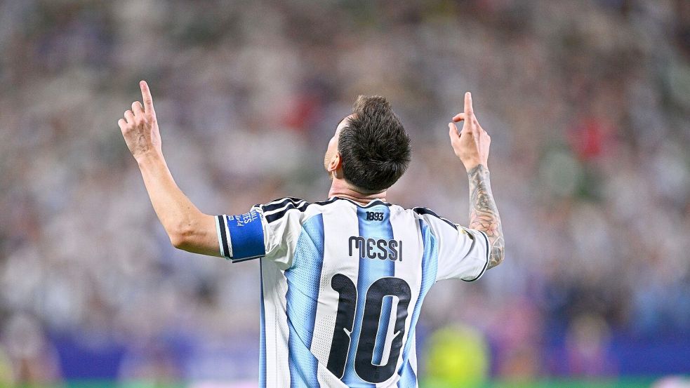 Lionel Messi trumpft wie ein Fußball-Gott auf. Foto: Tom Weller/dpa