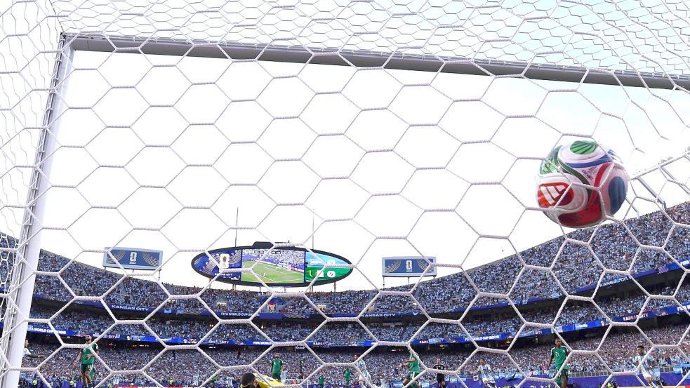 Der Ball schlägt zum Tor ein. Foto: Tom Weller/dpa
