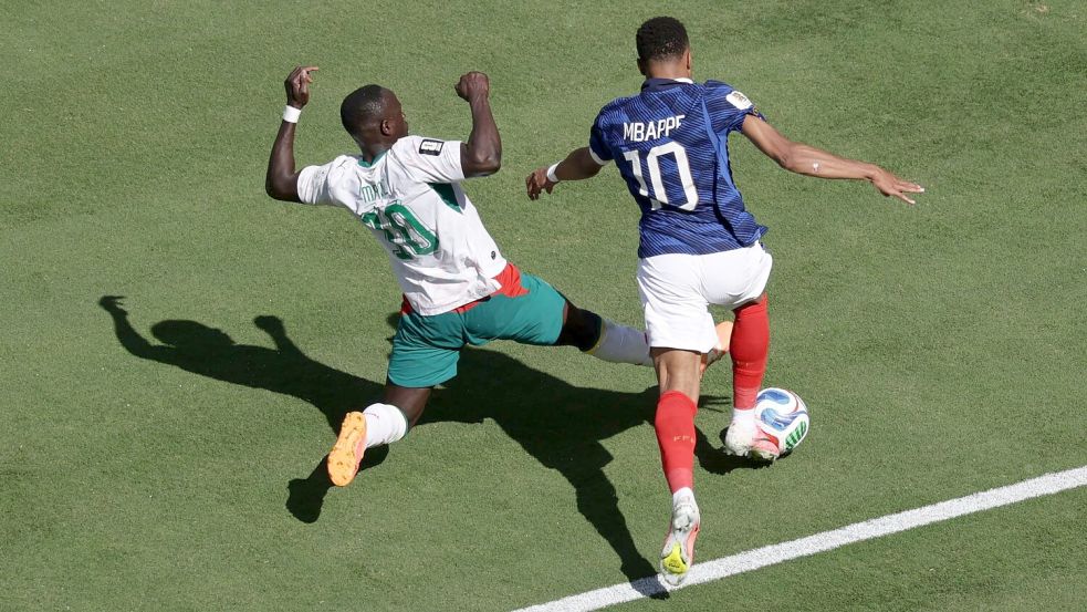 Sadio Mané (l) bringt Kylian Mbappé zu Fall - doch Elfmeter gab es nicht. Foto: Adam Hunger
