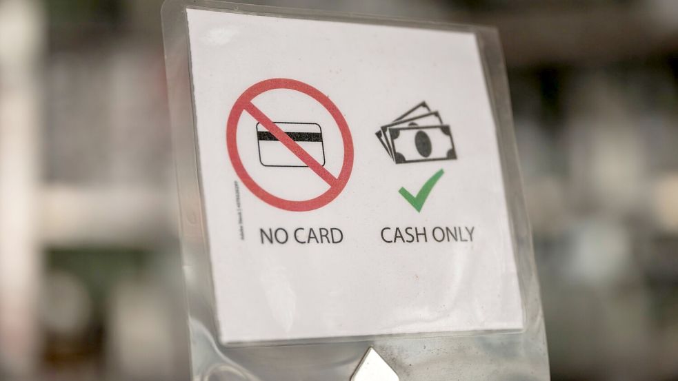 Mancherorts kann man nur mit Bargeld bezahlen. (Symbolbild) Foto: Peter Kneffel/dpa