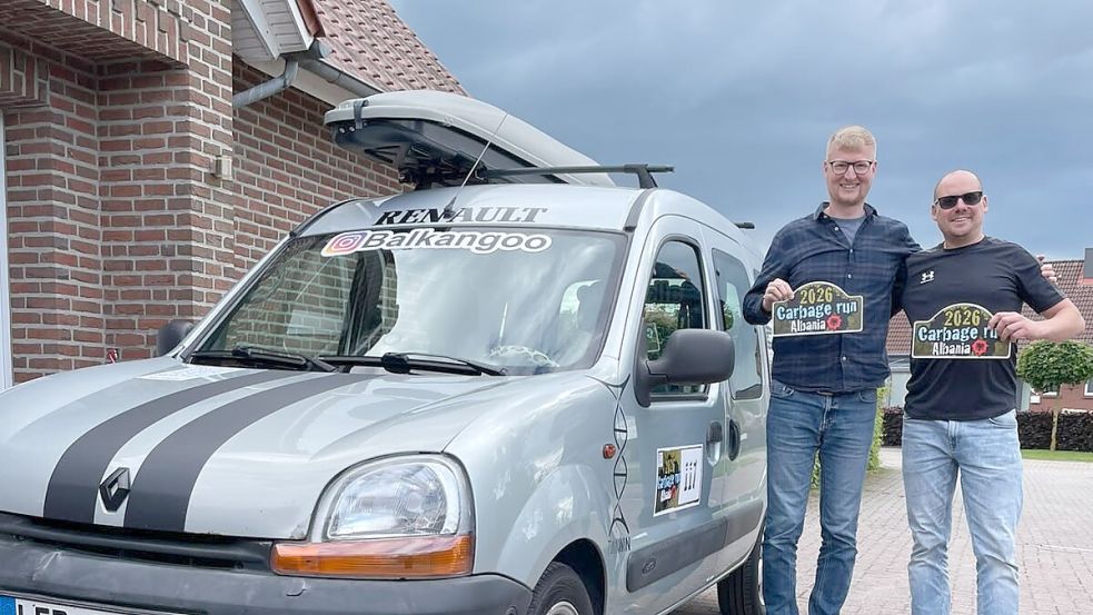 Ingo Peters (links) und Bernd Campen wollen mit dem Renault Kangoo am Carbage-Run teilnehmen. Foto: privat