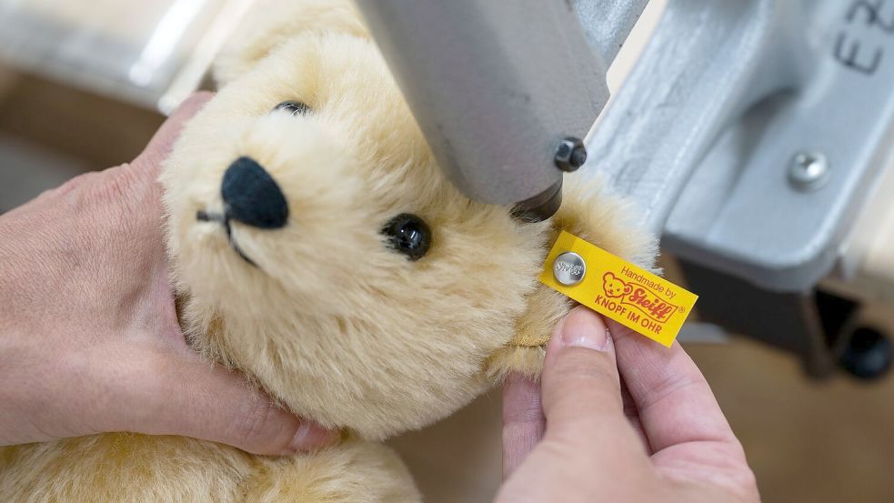Der „Knopf im Ohr“ ist das Markenzeichen von Steiff-Tieren. (Archivbild) Foto: Marijan Murat