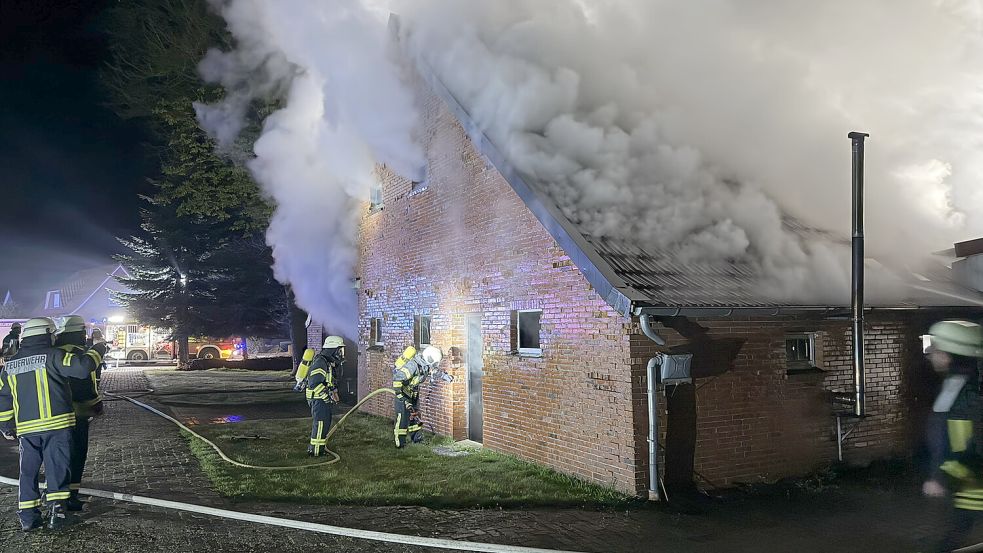 Eine Scheune ist in Victorbur in Brand geraten. Foto: Feuerwehr