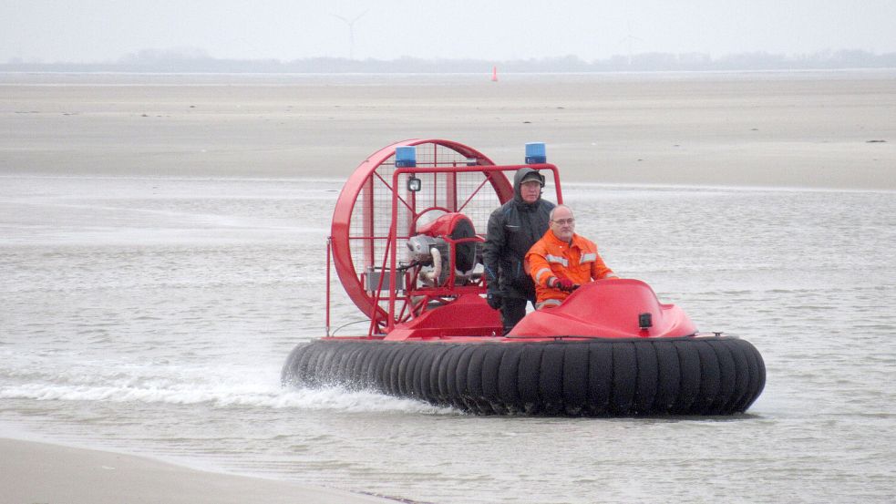 Auf Langeoog hat die Feuerwehr am Dienstag zwei Urlauberinnen aus dem Watt gerettet, die bis zur Hüfte im Schlick feststeckten. Foto: Klaus Kremer/Archiv