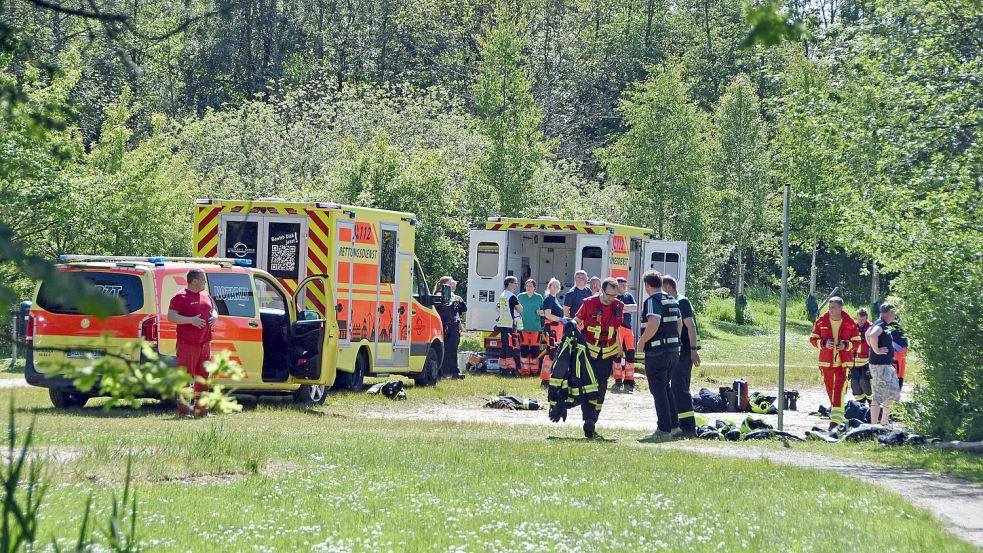 Zahlreiche Rettungskräfte waren am Tjücher Moortun bei Marienhafe im Einsatz. Foto: Thomas Dirks