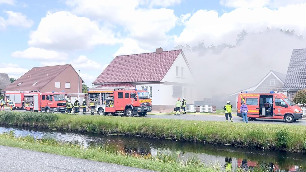 Zwischen 80 und 100 Einsatzkräfte waren bei dem Dachstuhlbrand in Ostrhauderfehn am Samstagnachmittag im Einsatz. Foto: Daniel Grüneke