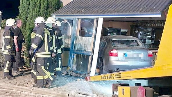 Das Auto musste aus dem Gebäude gezogen werden. Foto: Freiwillige Feuerwehr Friesoythe