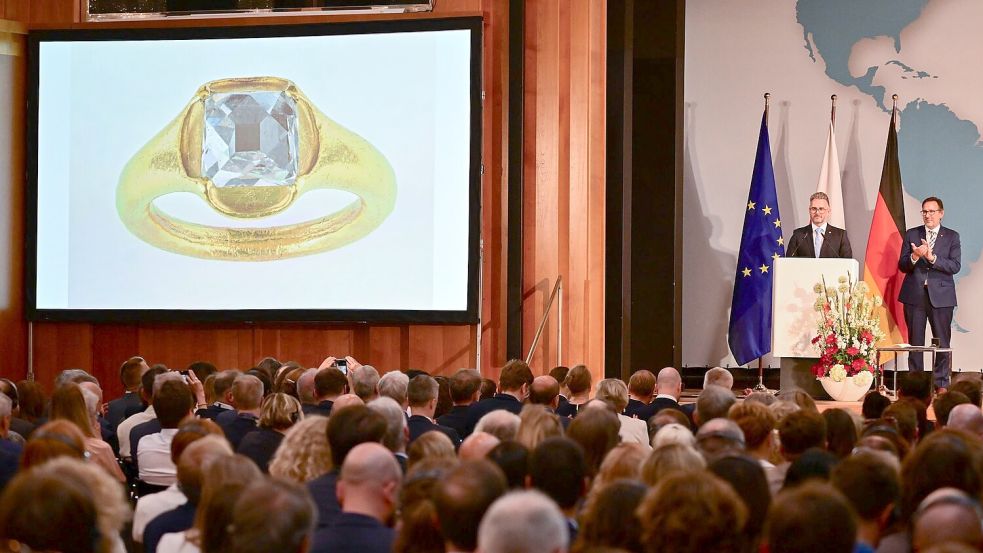 Ein wertvoller Ring, geraubt im Zweiten Weltkrieg, kehrte nach Polen zurück. Foto: Sebastian Christoph Gollnow/dpa