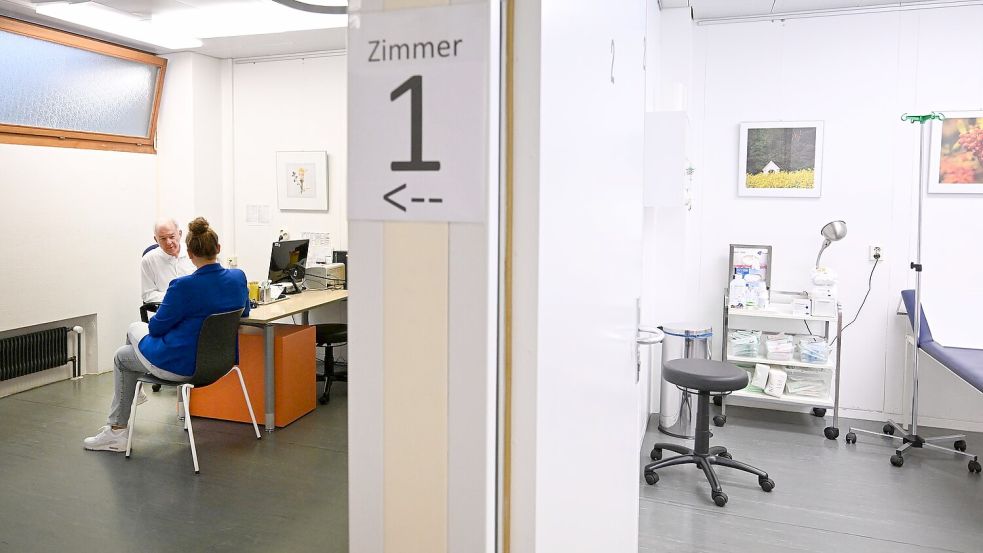 Im Gespräch geht es unter anderem um Beschwerden. (Symbolbild) Foto: Bernd Weißbrod