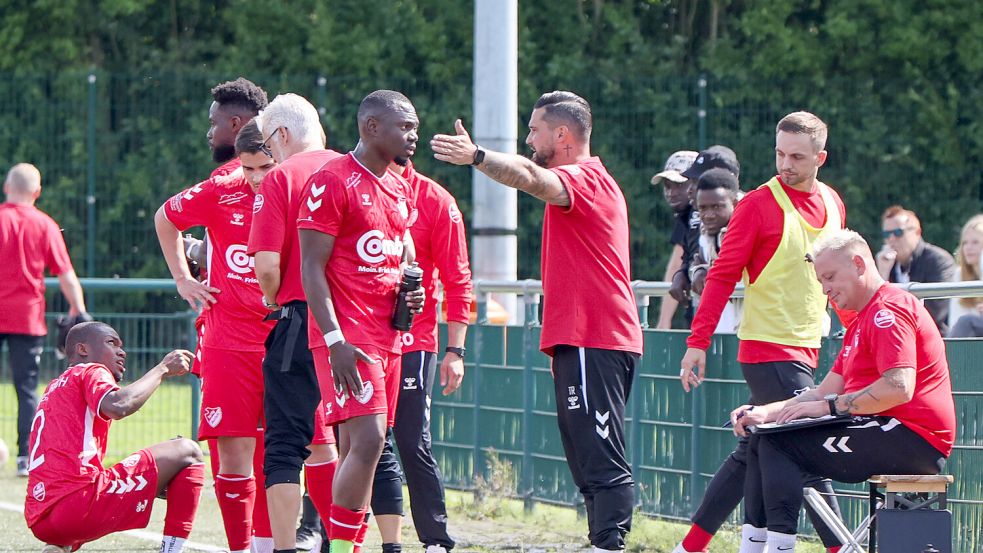 Marco Mouzong im Austausch mit Trainer Daniel Franziskus. Das Team, so Mouzong, kann die Rücktritte nachvollziehen. Foto: Helmut Vortanz
