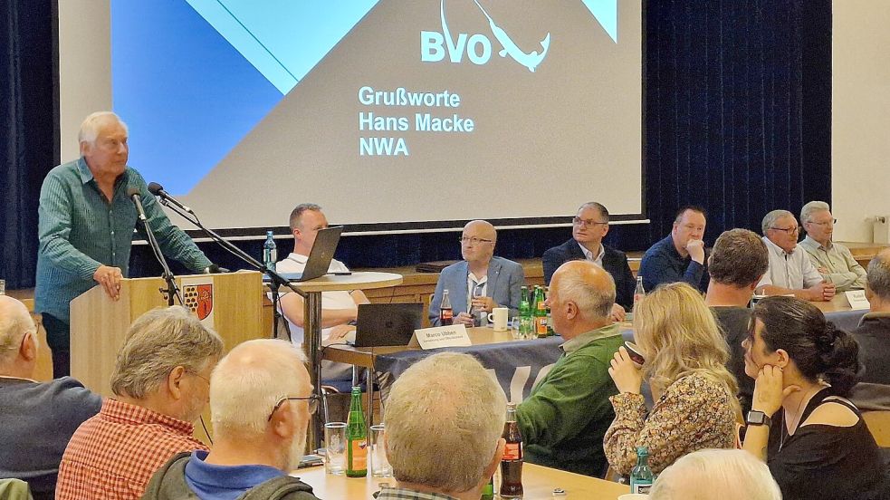 Hans Macke, Vorsitzender der Niedersächsisch-Westfälischen Anglervereinigung, sprach den ostfriesischen Kollegen auf der Versammlung ein Grußwort zu. Foto: privat