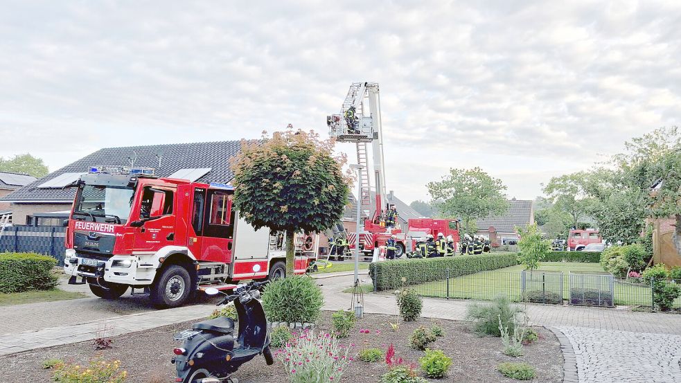 Zahlreiche Feuerwehrleute sind am Donnerstag, 18. Juni 2026, gegen 5.30 Uhr zu einem Carportbrand an der Straße In den Dobben in Weener ausgerückt. Foto: Joachim Rand
