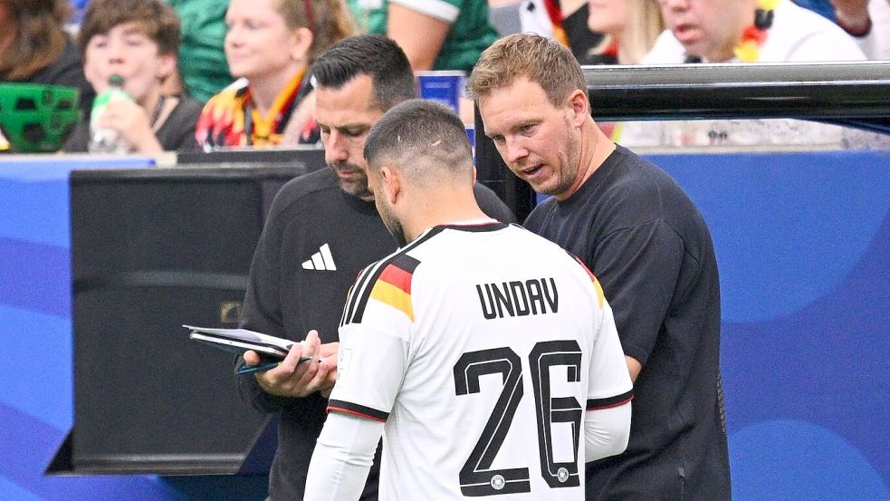 Der Trainer und sein Edeljoker: Letzte Anweisungen von Julian Nagelsmann an Deniz Undav beim ersten WM-Spiel. (Archivbild) Foto: Tom Weller/dpa