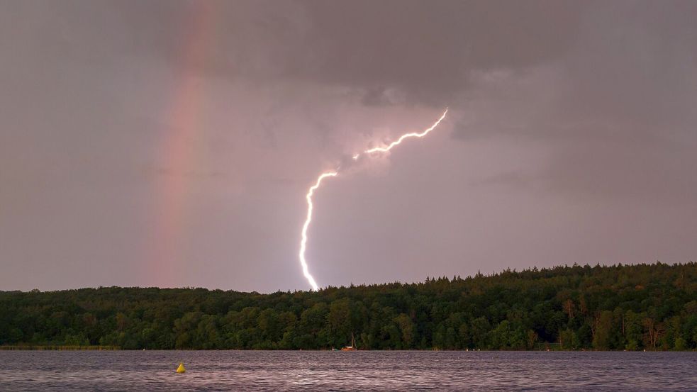 Bereits in der Nacht zum Freitag kann es schwere Gewitter geben (Symbolbild) Foto: Georg Moritz