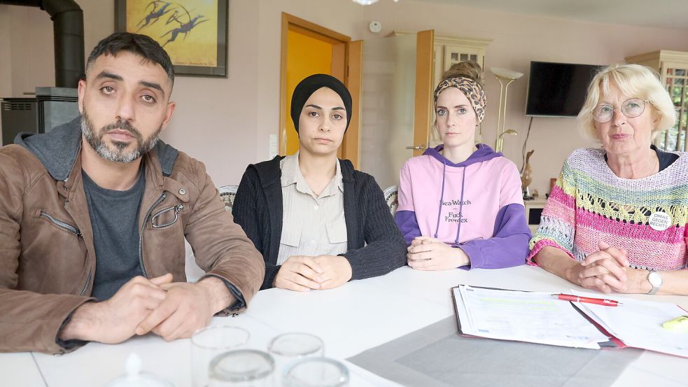 Edip (von links) und Yildiz Özgeyikci befürchten, dass sie nach elf Jahren aus Deutschland abgeschoben werden. Ihre vier Kinder kennen nur Deutschland. Unterstützt wird die Familie von Annabell Kone und Mechtilde Schratz. Foto: Claus Hock