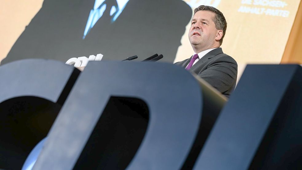 Sachsen-Anhalts Ministerpräsident Sven Schulze (CDU) hat seine ablehnende Haltung gegenüber AfD und Linken immer wieder bekräftigt. (Archivbild) Foto: Hendrik Schmidt