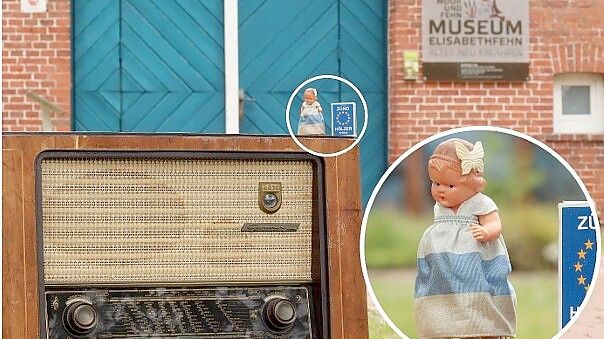 Auf dieser Fotomontage der ehrenamtlichen Museumsmitarbeiterin Petra Kliem ist Tanzpuppe Lilli vor dem Moor- und Fehnmuseum Elisabethfehn zu sehen. Die Museumsleitung möchte gerne mehr erfahren über die kleine Puppenfabrik, in der diese Puppen nach dem Zweiten Weltkrieg in Elisabethfehn hergestellt wurden. Foto: Moor- und Fehnmuseum